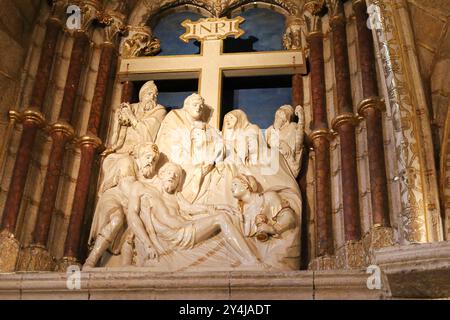 Avila, Castilla y Leon, Spagna - 18 agosto 2024: Splendide immagini di alabastro della Sacrestia o Cappella di San Bernabe della Cattedrale di Avila Foto Stock