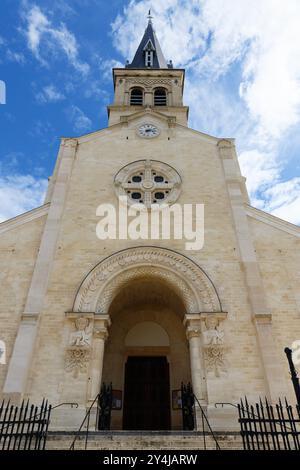 Notre-Dame de la Gare è una chiesa parrocchiale cattolica situata in Place Jeanne-d'Arc, nel 13° distretto di Parigi, in Francia. Fu costruita tra il 1855 Foto Stock