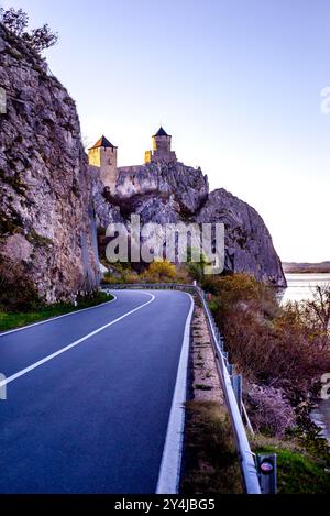 Golubac, Serbia, fortezza medievale su una scogliera sopra il Danubio Foto Stock