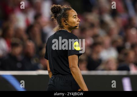 Amsterdam, Paesi Bassi. 18 settembre 2024. AMSTERDAM, PAESI BASSI - 18 SETTEMBRE: L'assistente arbitro Franca Overtoom guarda in alto durante l'incontro olandese Eredivisie tra AFC Ajax e fortuna Sittard alla Johan Cruijff Arena il 18 settembre 2024 ad Amsterdam, Paesi Bassi. (Foto di Peter Lous/Orange Pictures) credito: dpa/Alamy Live News Foto Stock