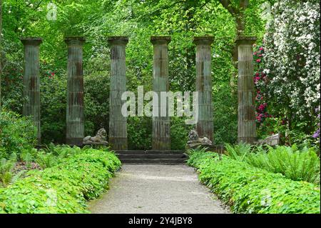 Le colonne doriche e i leoni di pietra del giardino RHS Royal Horticultural Society Harlow Carr UK May Foto Stock