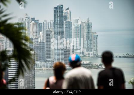 PANAMA CITY, Panama: I turisti guardano gli alti della nuova area di Panama City dalla cima della collina di Ancon. Ancon Hill è alta solo 654 metri, ma offre una vista impressionante sulle sezioni nuove e vecchie di Panama City. Con vista sia sull'Oceano Pacifico che sull'ingresso del Canale di Panama, l'area era storicamente il punto in cui era centrata l'amministrazione del Canale di Panama e ora ha un mix di residenze di lusso e dipartimenti governativi. Foto Stock