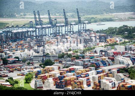 Porto di Balboa Container Terminal Panama City Panama // PANAMA CITY, Panama — Una vista sul porto di Balboa dalla cima della collina di Ancon, mostrando file di container impilati e l'ingresso al canale di Panama. Il porto è un hub fondamentale per il traffico marittimo in entrata e in uscita dal canale. Foto Stock