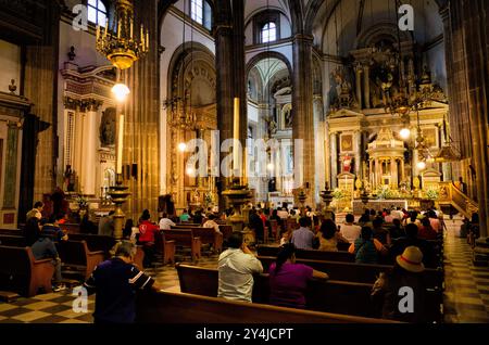 CITTÀ DEL MESSICO, Messico - il Tempio di San Felipe Neri, comunemente noto come la Profesa, si erge come un esempio significativo di architettura coloniale del XVII secolo nel Centro Historico di città del Messico. Questa storica chiesa gesuita, caratterizzata da elementi architettonici barocchi, ha giocato un ruolo importante nella storia messicana fin dalla sua fondazione. Foto Stock