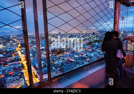 CITTÀ DEL MESSICO, Messico: Una vista panoramica mozzafiato del vasto paesaggio urbano di città del Messico visto dal ponte di osservazione al 44° piano della Torre Latinoamericana. La vista mostra il mix di architettura storica e moderna della città, che si estende fino alle montagne circostanti in una giornata limpida. Foto Stock