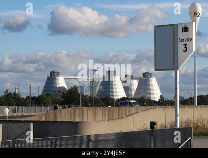 München, Bayern, Deutschland 17.settembre 2024: Hier der Blick auf die Türme der Stadtentwässerung München, Kanalnetz, Klärwerk, Reinigung, Abwasserentsorgung *** Monaco di Baviera, Baviera, Germania 17 settembre 2024 Ecco una panoramica delle torri del sistema fognario municipale di Monaco, della rete fognaria, dell'impianto di depurazione, dello smaltimento delle acque reflue Foto Stock