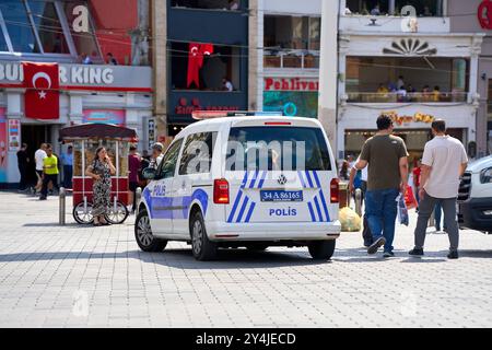 Istanbul, Turchia - 2 settembre 2024: Veicolo della polizia turca in uso in una piazza pubblica di Istanbul. Polis, polizia in Turchia *** Türkisches Polizeifahrzeug a Istanbul im Einsatz auf öffentlichem Platz. Polis, Polizei in der Türkei Foto Stock