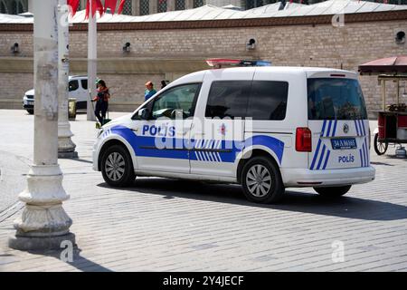 Istanbul, Turchia - 2 settembre 2024: Veicolo della polizia turca in uso in una piazza pubblica di Istanbul. Polis, polizia in Turchia *** Türkisches Polizeifahrzeug a Istanbul im Einsatz auf öffentlichem Platz. Polis, Polizei in der Türkei Foto Stock