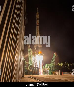 Baikonur, Kazakistan. 11 settembre 2024. I massicci propulsori del razzo Soyuz-2 si accendono sollevando la navicella Soyuz MS-26, trasportando l'equipaggio della Expedition 72 durante il lancio dal cosmodromo di Baikonur, 11 settembre 2024, a Baikonur, Kazakistan. Il razzo trasporta i membri dell'equipaggio della Expedition 72, l'astronauta della NASA Don Pettit, i cosmonauti Roscosmos Alexey Ovchinin e Ivan Vagner alla stazione spaziale Internazionale. Crediti: Bill Ingalls/NASA Photo/Alamy Live News Foto Stock