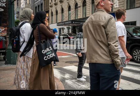 Una donna con una borsa tote "Girls Who Code" a Herald Square a New York sabato 7 settembre 2024. Il gruppo cerca di rompere il divario di genere nella tecnologia introducendo le giovani donne alla tecnologia. (© Richard B. Levine) Foto Stock