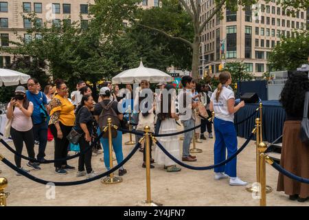 Sabato 7 settembre 2024, ÒMarshalls ha attivato il marchio StuffÓ per i grandi magazzini Marshalls nel Madison Square Park. Marshalls è una catena di grandi magazzini off-price di proprietà delle società TJX, proprietarie di TJ Maxx. (© Richard B. Levine) Foto Stock