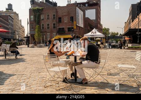 Venerdì 13 settembre 2024, i visitatori potranno approfittare del clima di fine estate a Gansevoort Plaza, nel Meatpacking District di New York. (© Richard B. Levine) Foto Stock