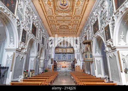 MATERA, ITALIA - 7 MARZO 2022: La navata della chiesa barocca Chiesa di San Francesco Assisi Foto Stock