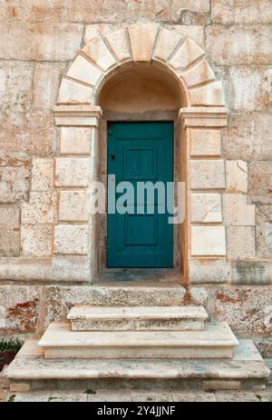 L'imponente muro del campanile della città di Starigrad (Cittavecchia), a Hvar (Croazia) Foto Stock