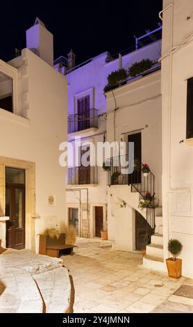 Polignano a Mare - la navata del centro storico con il tramonto. Foto Stock