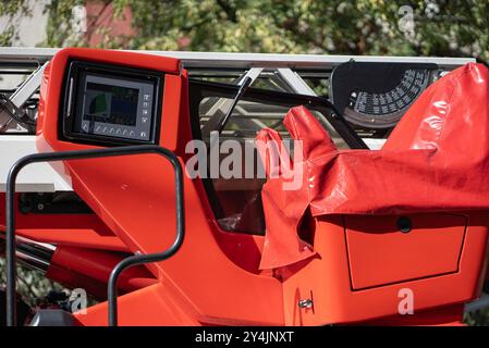 console rossa automatizzata e pannello di controllo della scala estesa rialzata per camion antincendio con posto di lavoro dell'operatore Foto Stock