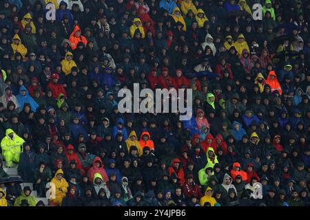 Bologna, Italia 18.09.2024 : tifosi sotto la pioggia durante la UEFA Champions League 2024-2025, giorno 1, partita di calcio Bologna FC 1909 - Shakhtar Donetsk A. Foto Stock