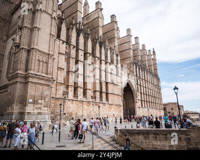 Palma di Maiorca, Spagna; 17 settembre 2024: Una vivace scena di turisti che visitano l'imponente cattedrale gotica di Palma di Maiorca, Spagna Foto Stock