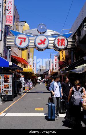 Gli amanti dello shopping sulla strada dello shopping Ameyoko a Ueno con il cartello con il nome della strada sul cancello d'ingresso sullo sfondo, il quartiere dello shopping Okachimachi, il quartiere Taito Ward, Tokyo, Giappone Foto Stock