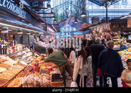 La Boqueria è un grande mercato pubblico di Barcellona, in Spagna, che attrae gente del posto e turisti. Foto Stock