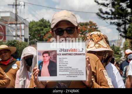 Chilpancingo, Guerrero, Messico. 18 settembre 2024. I genitori dei 43 studenti dispersi di Ayotzinapa iniziano il loro giorno di lotta verso il decimo anniversario degli eventi di Iguala con una marcia a Chilpancingo, Guerrero. Gli studenti rurali e le organizzazioni sociali hanno accompagnato i genitori dei 43 studenti di Ayotzinapa che sono scomparsi a Iguala nel 2014. Dieci anni dopo, il governo messicano non ha risolto il caso. (Immagine di credito: © David Juarez/ZUMA Press Wire) SOLO PER USO EDITORIALE! Non per USO commerciale! Foto Stock