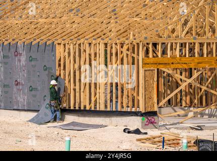 Georgetown, Texas - 13 settembre 2024: Casa unifamiliare con fondazioni a lastra e telai in legno dimensionali con rivestimento strutturale Barricade aggiunto Foto Stock
