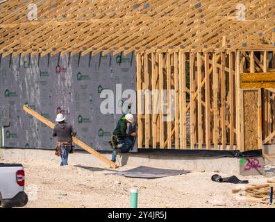 Georgetown, Texas - 13 settembre 2024: Casa unifamiliare con fondazioni a lastra e telai in legno dimensionali con rivestimento strutturale Barricade aggiunto Foto Stock