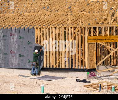 Georgetown, Texas - 13 settembre 2024: Casa unifamiliare con fondazioni a lastra e telai in legno dimensionali con rivestimento strutturale Barricade aggiunto Foto Stock