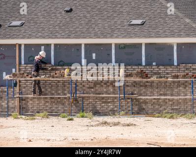 Georgetown, Texas - 17 settembre 2024: Casa unifamiliare con fondazioni a lastra e telai in legno dimensionali con facciata in mattoni Foto Stock