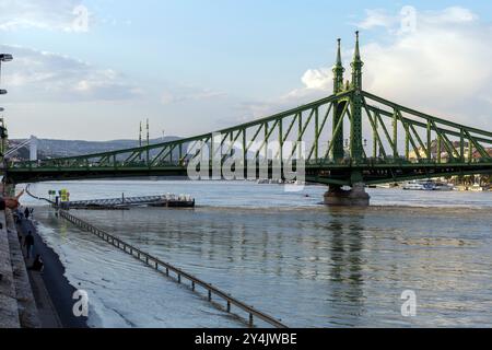 Budapest, Ungheria - 18 settembre 2024: Il Danubio inonda Budapest mentre la gente cammina lungo la riva del fiume. Foto Stock