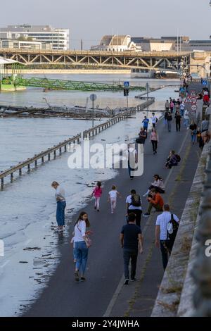 Budapest, Ungheria - 18 settembre 2024: Il Danubio inonda Budapest mentre la gente cammina lungo la riva del fiume. Foto Stock