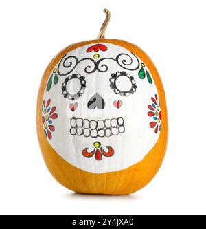 Zucca con teschio dipinto su sfondo bianco. El dia de Muertos Foto Stock