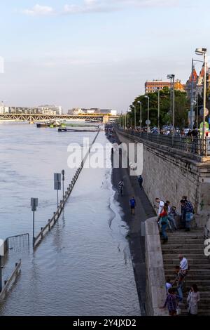 Budapest, Ungheria - 18 settembre 2024: Il Danubio inonda Budapest mentre la gente cammina lungo la riva del fiume. Foto Stock