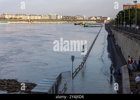 Budapest, Ungheria - 18 settembre 2024: Il Danubio inonda Budapest mentre la gente cammina lungo la riva del fiume. Foto Stock