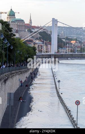 Budapest, Ungheria - 18 settembre 2024: Il Danubio inonda Budapest mentre la gente cammina lungo la riva del fiume. Foto Stock