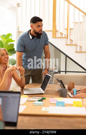 Avviare un'attività, collaborare in uffici moderni, giovani professionisti che utilizzano notebook e tablet Foto Stock