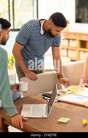Avviare un'attività commerciale, collaborare al progetto, fare brainstorming con gli amici con notebook e appunti Foto Stock