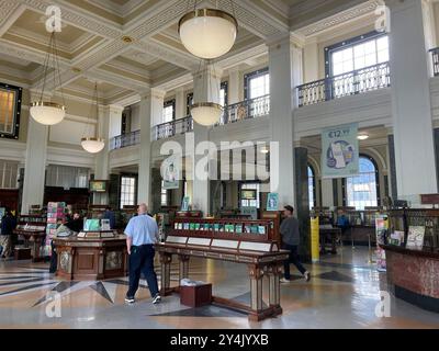 Dublino, IRLANDA. 4 settembre 2024. 20240904 - Vista della lobby principale all'interno dell'edificio del General Post Office a Dublino, Irlanda, che fornisce servizi postali ai clienti. Aperto nel 1818, il GPO servì in seguito come quartier generale dei leader della rivolta irlandese durante la rivolta di Pasqua contro il dominio britannico nel 1916. (Immagine di credito: © Chuck Myers/ZUMA Press Wire) SOLO PER USO EDITORIALE! Non per USO commerciale! Foto Stock