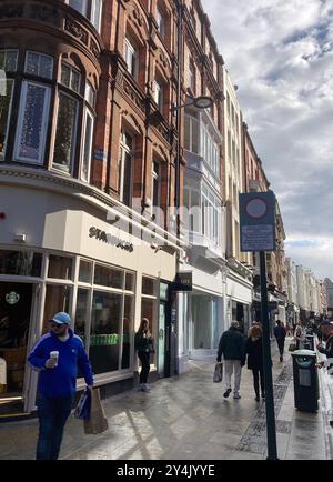 Dublino, IRLANDA. 4 settembre 2024. 20240904 - i pedoni camminano lungo Grafton Street a Dublino, Irlanda, dopo una doccia a pioggia. (Immagine di credito: © Chuck Myers/ZUMA Press Wire) SOLO PER USO EDITORIALE! Non per USO commerciale! Foto Stock
