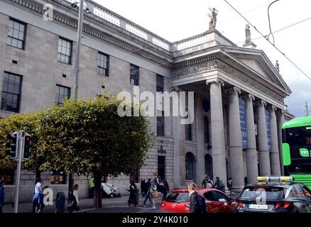Dublino, IRLANDA. 4 settembre 2024. 20240904 - i pedoni e il traffico cittadino passano fuori dall'edificio del General Post Office a Dublino, Irlanda. Aperto nel 1818, il GPO servì in seguito come quartier generale dei leader della rivolta irlandese durante la rivolta di Pasqua contro il dominio britannico nel 1916. (Immagine di credito: © Chuck Myers/ZUMA Press Wire) SOLO PER USO EDITORIALE! Non per USO commerciale! Foto Stock