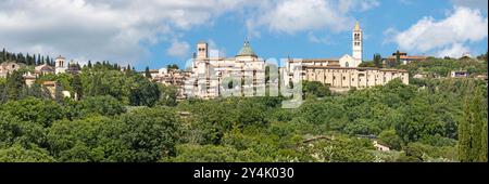 Assisi - il panorama della città con la Cattedrale di San Rufino e la Basilica di Santa chiara. Foto Stock