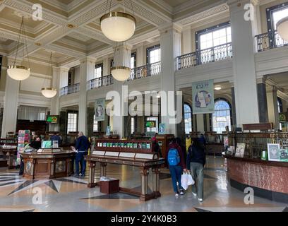 Dublino, IRLANDA. 4 settembre 2024. 20240904 - Vista della lobby principale all'interno dell'edificio del General Post Office a Dublino, Irlanda, che fornisce servizi postali ai clienti. Aperto nel 1818, il GPO servì in seguito come quartier generale dei leader della rivolta irlandese durante la rivolta di Pasqua contro il dominio britannico nel 1916. (Immagine di credito: © Chuck Myers/ZUMA Press Wire) SOLO PER USO EDITORIALE! Non per USO commerciale! Foto Stock