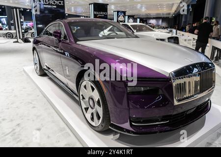New York City, USA - 27 marzo 2024: Rolls Royce Spectre, moderna e lussuosa auto al New York International Auto Show, vista d'angolo Foto Stock
