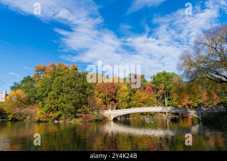 New York City, USA - 25 ottobre 2023: New York City Central Park con barca nel lago. Paesaggio autunnale natura New york nyc. Gente che va in barca Foto Stock
