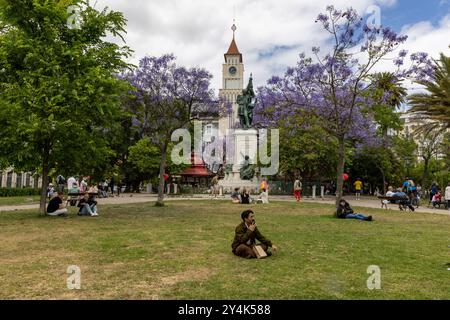 Gente che si diverte a Jardim Dom Luis in una soleggiata giornata primaverile a Lisbona, Portogallo Foto Stock