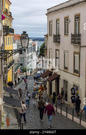 La vita quotidiana nelle strade di Lisbona, Portogallo Foto Stock