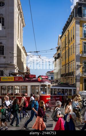 Il trambusto della vita cittadina di Lisbona, Portogallo Foto Stock