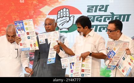 NUOVA DELHI, INDIA - 18 SETTEMBRE: Il presidente nazionale del Partito del Congresso Mallikarjun Kharge insieme ai leader del Partito Suor, l'ex primo ministro Haryana Bhupinder Hooda, segretario generale dell'AICC KC Venugopal, Ajay Makan, ex primo ministro del Rajasthan Ashok Gehlot, leader dell'opposizione, Assemblea legislativa del Punjab Partap Singh Bajwa, presidente del Congresso Haryana Udai Bhan ha rilasciato il 7 ° garanzie per Haryana in occasione della conferenza di nuova Delhi del 18 settembre 2024. (Foto di Sonu Mehta/Hindustan Times/Sipa USA) Foto Stock