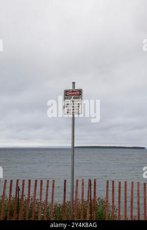 Cartello "Danger Keep Away" a Topsail Beach a Conception Bay South, Newfoundland & Labrador, Canada Foto Stock