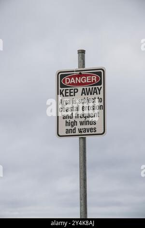 Cartello "Danger Keep Away" a Topsail Beach a Conception Bay South, Newfoundland & Labrador, Canada Foto Stock